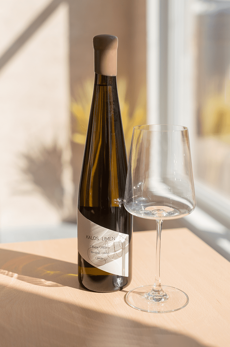 Вино белое сухое Galin Milkov Riesling-Citron Kalos Limen урожая 2021 года  0.75 л (Галин Милков Рислинг-Цитрон Калос Лимен), купить в магазине в  Красноярске - цена, отзывы